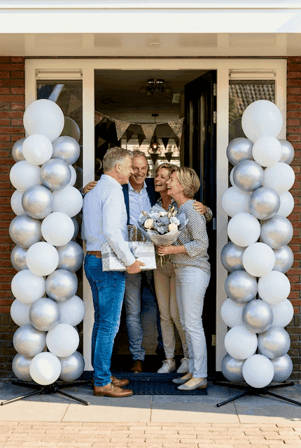 Double installation de colonnes de ballons argentées à l'entrée pour une célébration de 25 ans de mariage