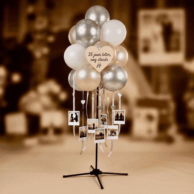 Grappe de ballons PilaMania décorée comme grappe souvenir anniversaire avec mini photos de mariage et panneau personnel pour 25 ans de mariage