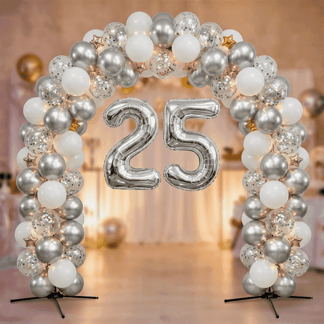 Arche de ballons PilaMania combinée avec ballons chiffres en aluminium argenté 25 et décoration blanche pour anniversaire
