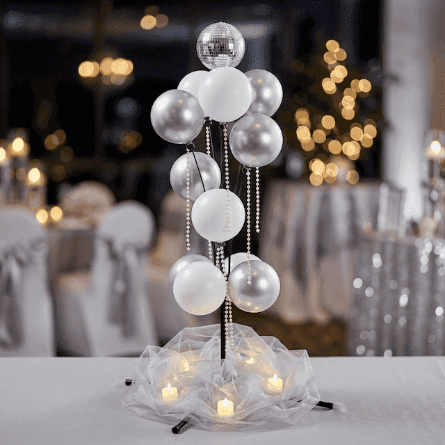 Balloon Signage Display PilaMania décoré pour noces d'argent 25 ans avec tulle, guirlandes de perles et boule miroir argentée