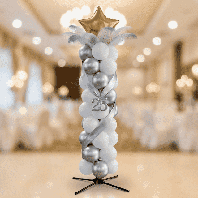 Colonne de ballons PilaMania décorée pour 25 ans de mariage avec ruban argenté, étoile dorée et chiffre 25