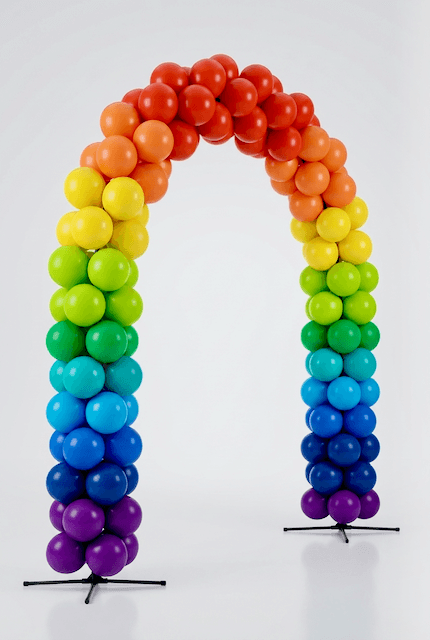 Arche de ballons PilaMania en rouge-blanc-bleu — vue de face montrant la largeur de passage et la construction du cadre, entièrement montée