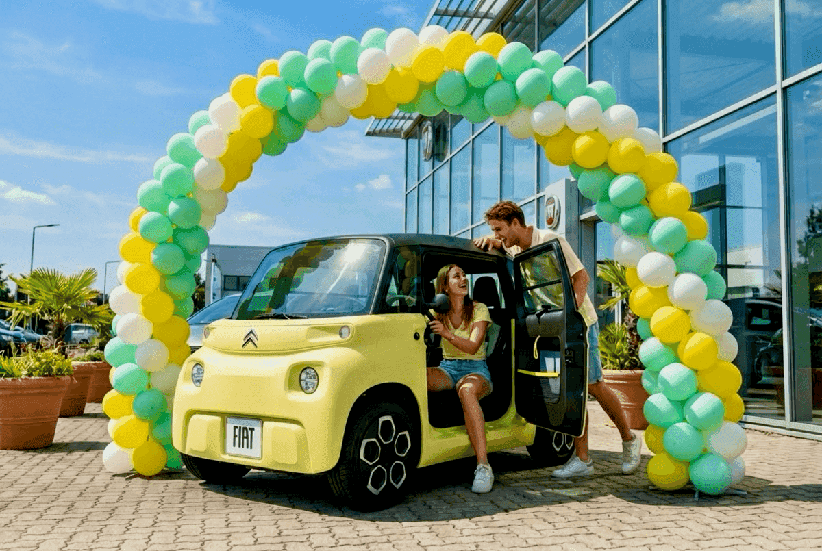 Arche de ballons PilaMania avec petite voiture électrique urbaine en extérieur ensoleillé