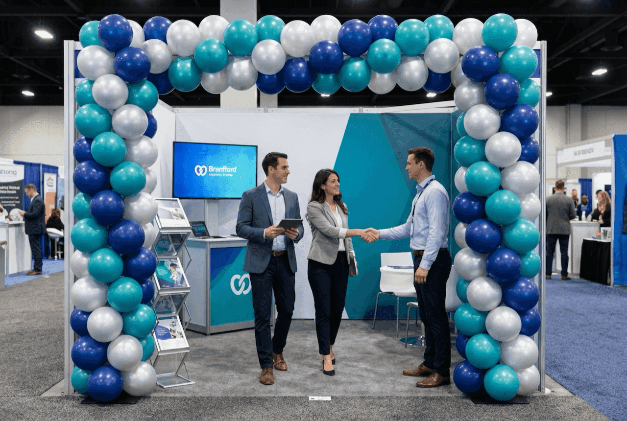 Arche de ballons PilaMania comme entrée de stand professionnelle au salon