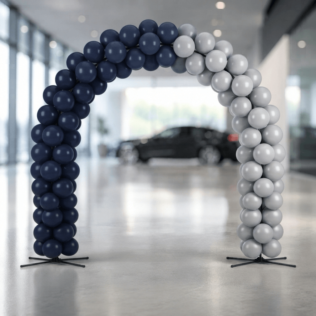 Arche de ballons bleu marine et gris argent au-dessus du passage d’un showroom de concession
