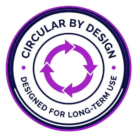 Badge Circular by Design - Conçu pour une utilisation durable avec symbole de flèches circulaires en violet sur fond sombre