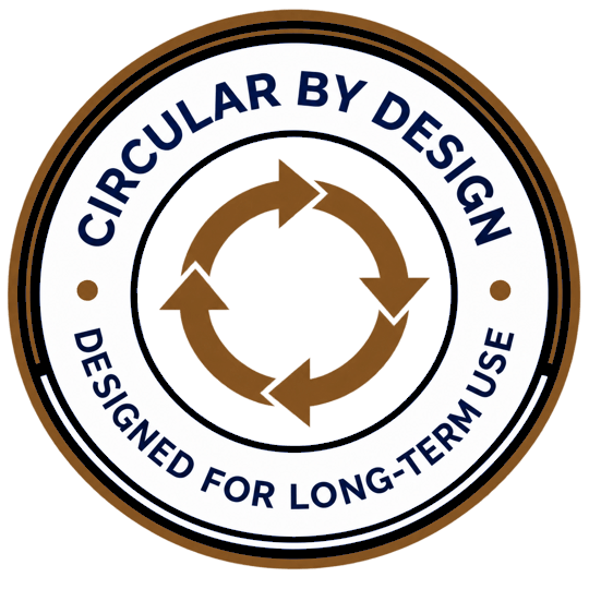 Badge Circular by Design - Conçu pour une utilisation durable avec symbole de flèches circulaires en doré sur fond sombre