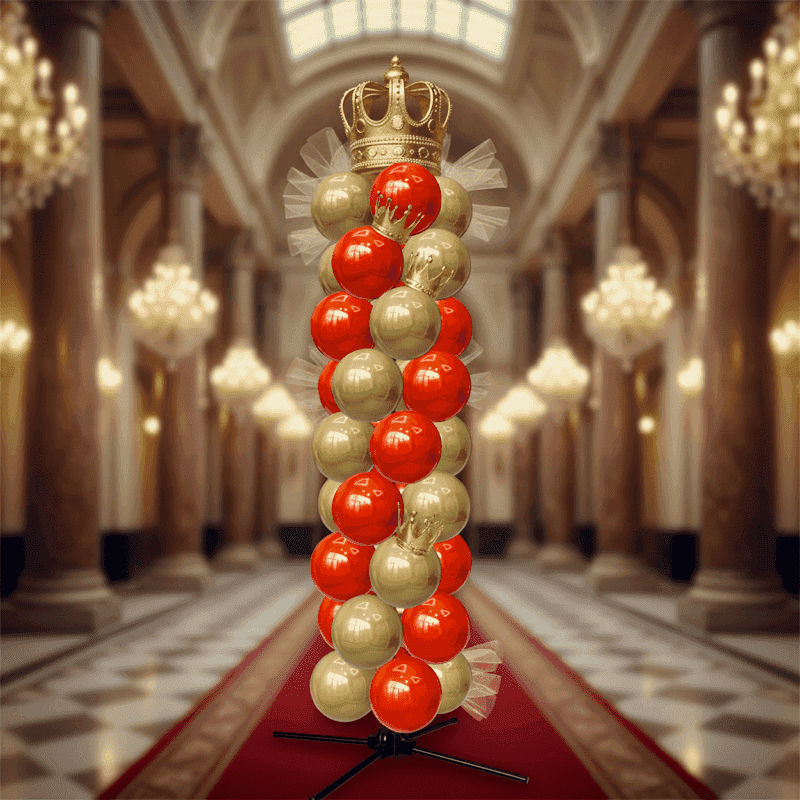 Pilier de ballons de luxe orange et or avec une couronne dans un décor de palais pour les cérémonies officielles de la Fête du Roi