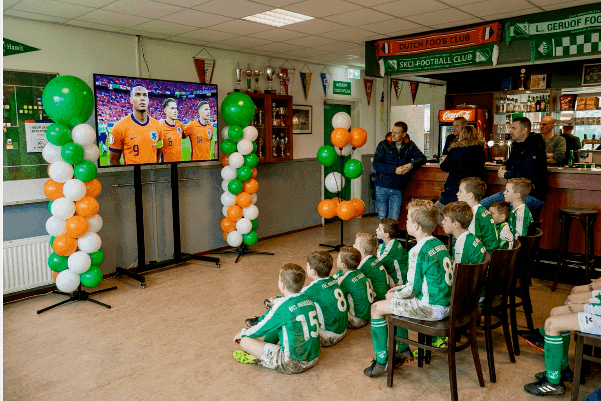 Décoration de ballons colorée comme accroche-regard