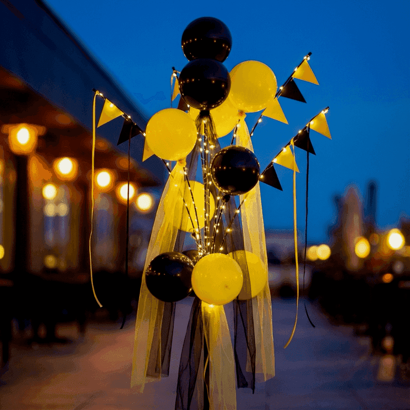 Fontaines de ballons sur la terrasse d'un restaurant pour un événement de football