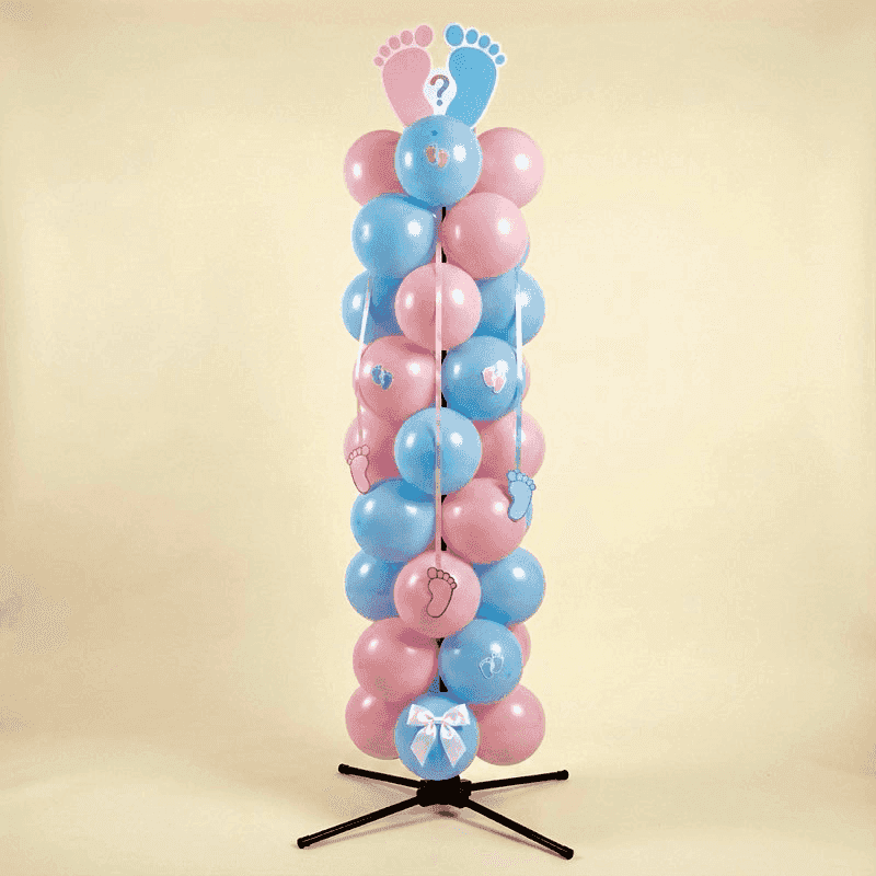 Pilier de ballons de révélation de sexe classique avec des ballons roses et bleus alternés et de jolies décorations de pieds de bébé