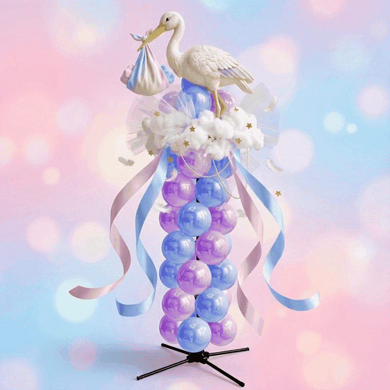Pilier de révélation de sexe féerique avec un topper cigogne blanche, des ballons pastel violets et roses et des fleurs blanches