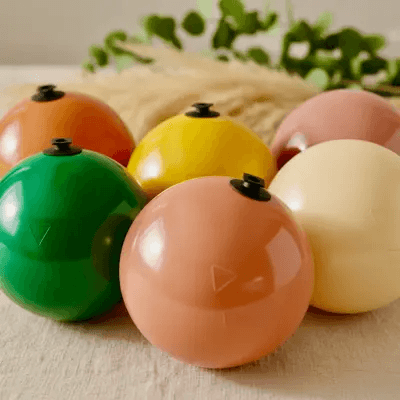 Colonnes et arches de ballons en différentes couleurs, montées avec le système à clic