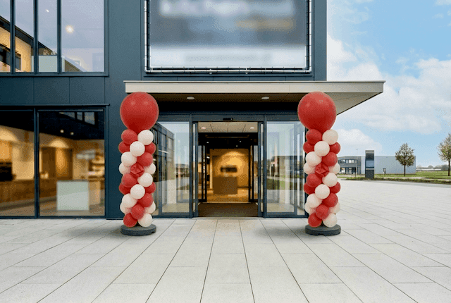 Entrée de magasin avec des colonnes de ballons traditionnels flétris et dégonflés après un seul jour d'utilisation