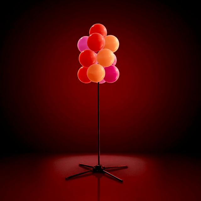 Grappe de ballons PilaMania debout avec 13 ballons sur pied en X