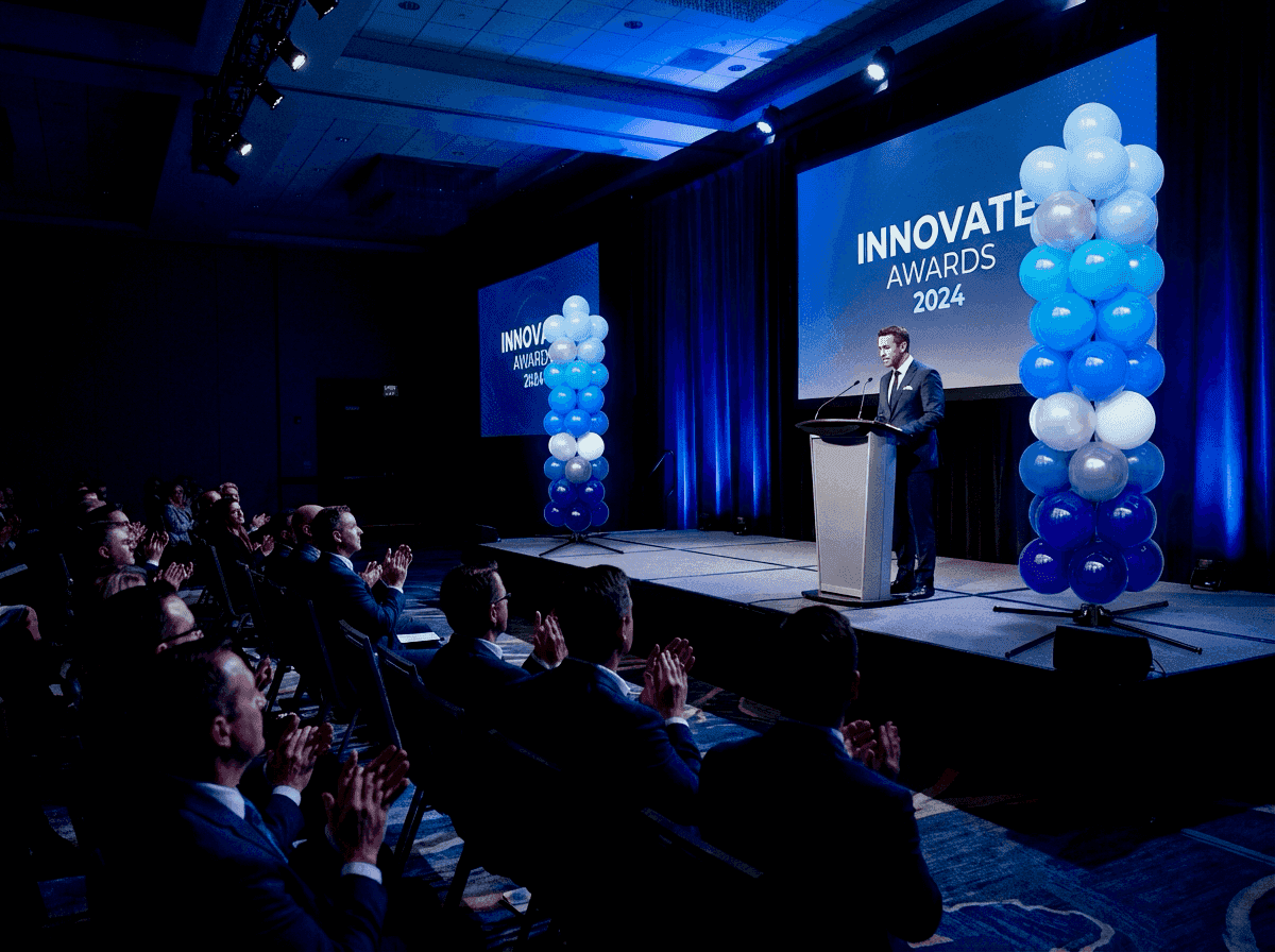 Colonnes de ballons comme accent de scène lors d'une cérémonie de remise de prix d'entreprise