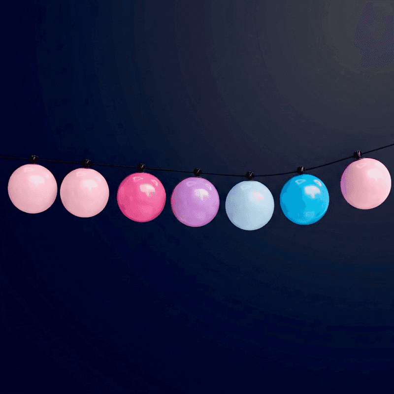 Guirlande de ballons PilaMania le long d'un escalier et d'une balustrade