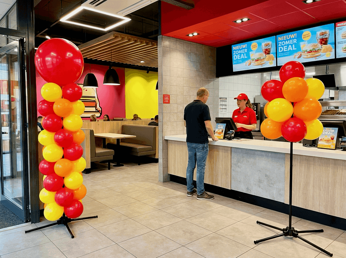 Restaurant rapide avec décoration de ballons rouges et jaunes pour une promotion
