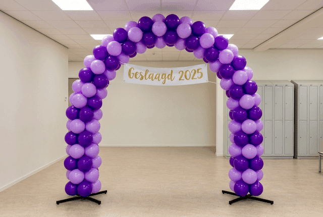 Arche de ballons aux couleurs de l'établissement comme photocall lors de la remise des diplômes, idéal pour les réseaux sociaux