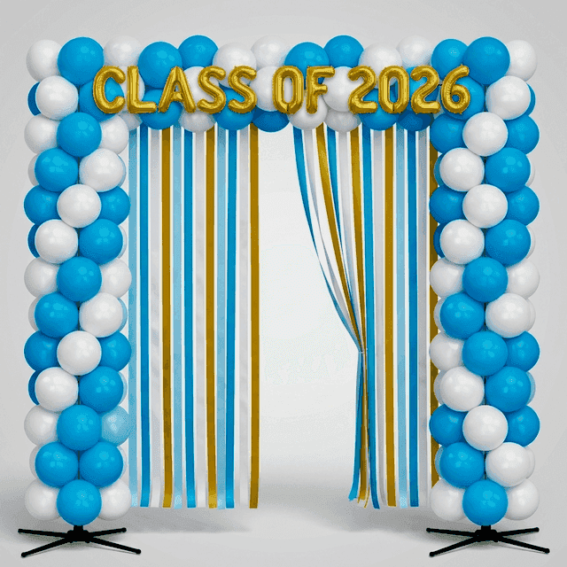 Arche de ballons PilaMania avec bannière de félicitations et année de promotion comme photocall lors de la remise des diplômes