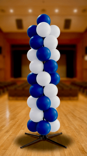 Vue d'ensemble d'une installation complète de remise des diplômes avec colonnes de ballons et arche PilaMania aux couleurs de l'établissement