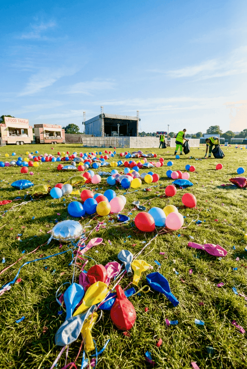Montagne de déchets avec des ballons usagés après un événement