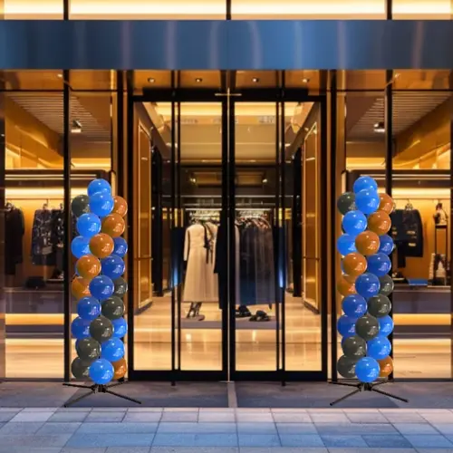 Deux colonnes identiques de part et d’autre de l’entrée éclairée d’une boutique de mode