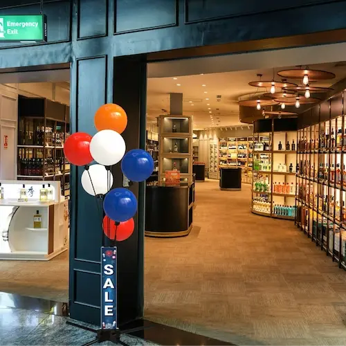 Le même chevalet avec ballons à l’entrée d’un magasin