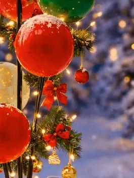 Sapin avec nœuds rouges et lumières parmi des ballons rouges